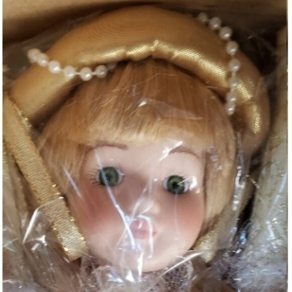 VINTAGE 1993 NIB Seymour Mann Connoisseur Collection Golden Angel Porcelain Doll - Picture 2 of 5
